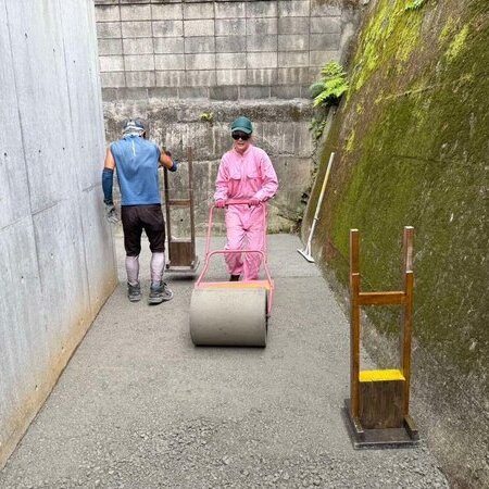 家の周りが雑草やぬかるみで鬱蒼としているなら一度は検討をお勧めします 【オワコン】 はコンクリート