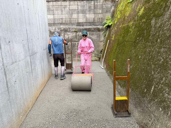 家の周りが雑草やぬかるみで鬱蒼としているなら一度は検討をお勧めします 【オワコン】 はコンクリート
