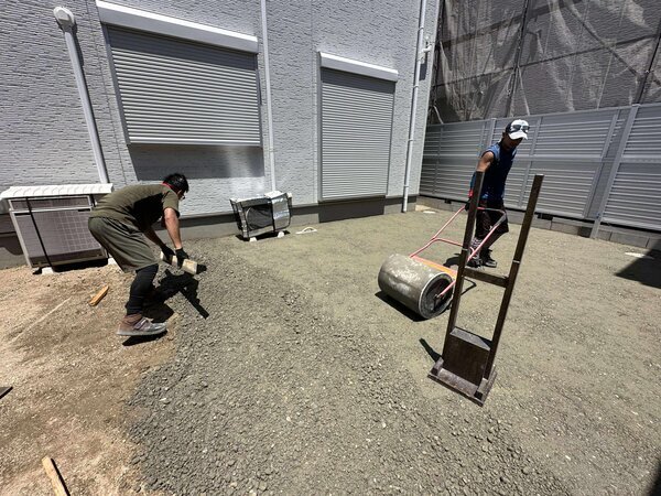【雑草】耐久性や強度は心配ない。防草シートや砕石敷きに比べたらそりゃコンクリートですから【排水】