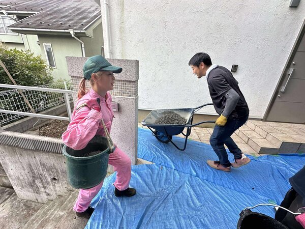 将来的にはお子様が遊べるお庭としても活用できるよう今後人工芝を敷く予定。人工芝はエクスショップ様をご紹介いたしました