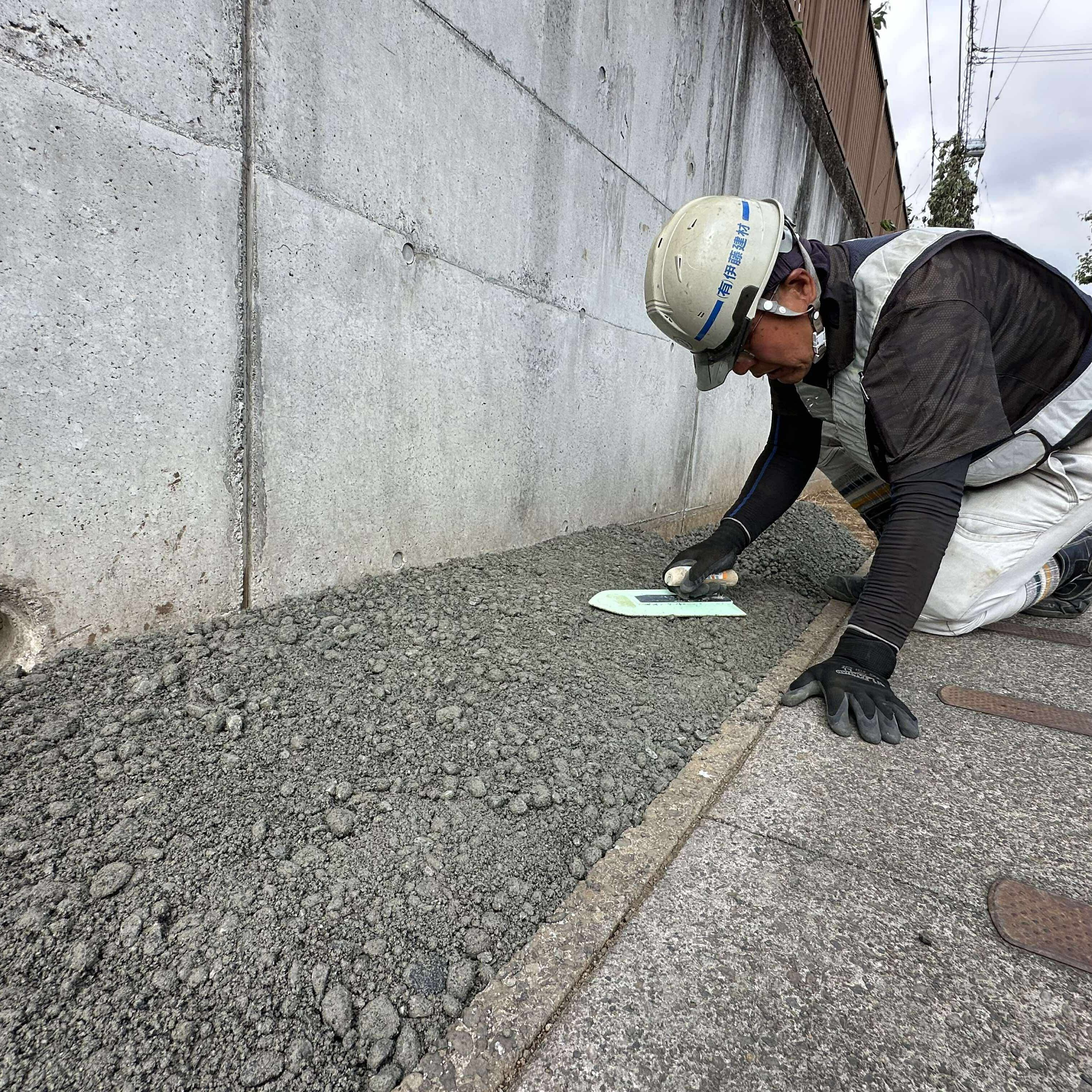 「民地と側溝の間の土の部分の除草作業が大変」という町内の方からの声でオワコンが採用