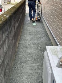 余った生コンも無駄なく加工して【オワコン】でついでに家まわりの防草と排水までしてくれました