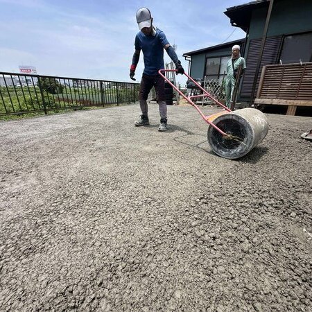 広い敷地の厄介ごと「雑草」「水はけ」を解消して駐車場ほか収益を生み出す資産にするコンクリート