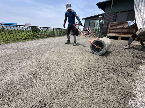 広い敷地の厄介ごと「雑草」「水はけ」を解消して駐車場ほか収益を生み出す資産にするコンクリート
