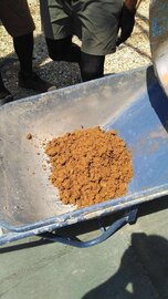 着色顔料をナゲコンで土のような色のその実コンクリート【オワコン】で家の周りをおしゃれに防草しちゃおうよ