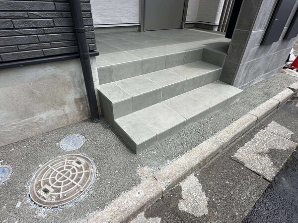 駐車場や玄関前、縁側、犬走り、裏庭を 【オワコン】 にするとスッキリこんな感じになります