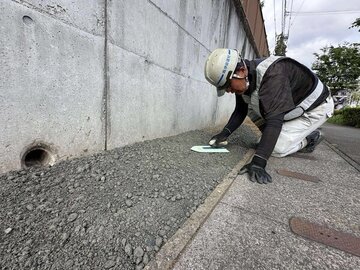 「民地と側溝の間の土の部分の除草作業が大変」という町内の方からの声でオワコンが採用