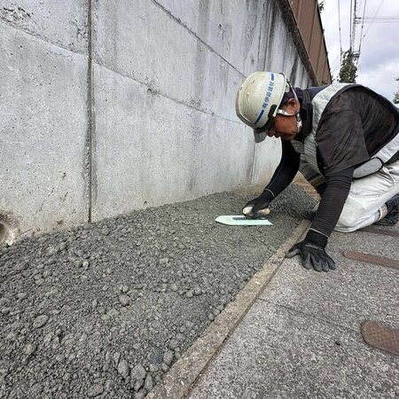 「民地と側溝の間の土の部分の除草作業が大変」という町内の方からの声でオワコンが採用