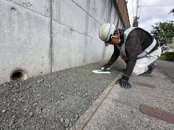 「民地と側溝の間の土の部分の除草作業が大変」という町内の方からの声でオワコンが採用