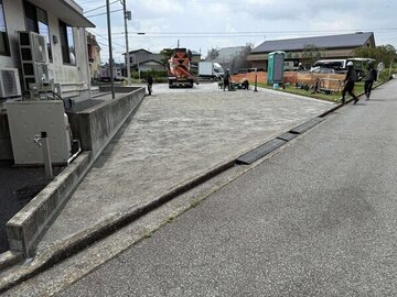 使う道具も施工方法も 【アスファルト】 とほぼ一緒でコンクリのいいところ（耐久性）が得られる
