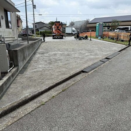 使う道具も施工方法も 【アスファルト】 とほぼ一緒でコンクリのいいところ（耐久性）が得られる