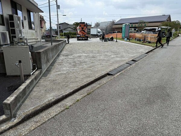 使う道具も施工方法も 【アスファルト】 とほぼ一緒でコンクリのいいところ（耐久性）が得られる