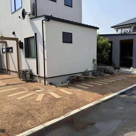 アースカラー（土色）の【オワコン】おっしゃれーなお庭に施工しました。ブランコがチャーミングです