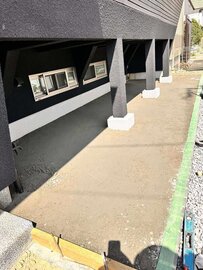 転圧しすぎると目（空隙）が潰れちゃって水を吸い込まなくなるので注意が必要です。リカバリー方法など