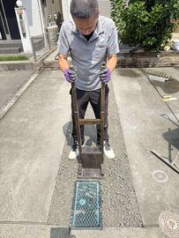土間コンの隙間ちょこっとオワコン敷き詰めておけば雑草を抑えて排水問題も解消します