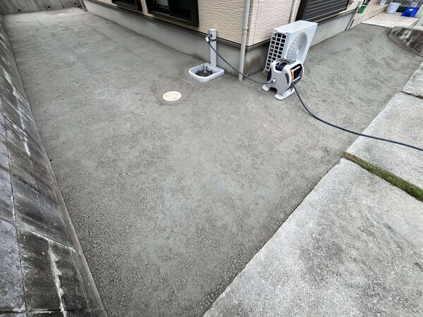 防草シートすら突き破る勢いの草木を オワコン®︎ で封じ込めるBefore Afterをご紹介