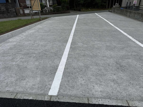 よくある質問「オワコンを駐車場の舗装に用いたいんだけど区画のための白線って引けますか?」