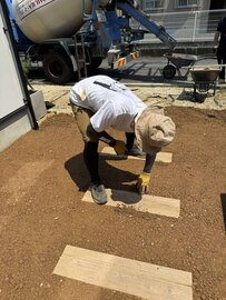 「コンクリなのに土のような質感？！」 投げ込むだけで（オワコンに）色がつく 【ナゲコン】 はコンクリート専用着色材です