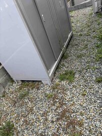 玉石とか砕石とか敷いてあっても撤去の必要ありません。裸の地面でも下地工事もありません