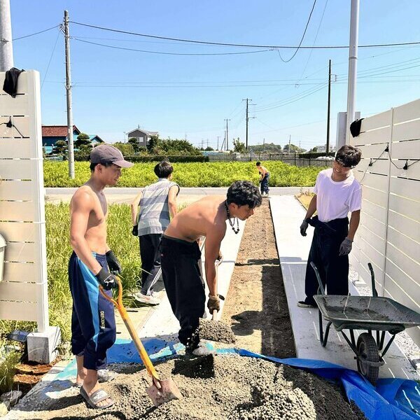 消防士の同僚でサーフィン仲間という事もあり終始和気あいあいと【オワコン】DIY