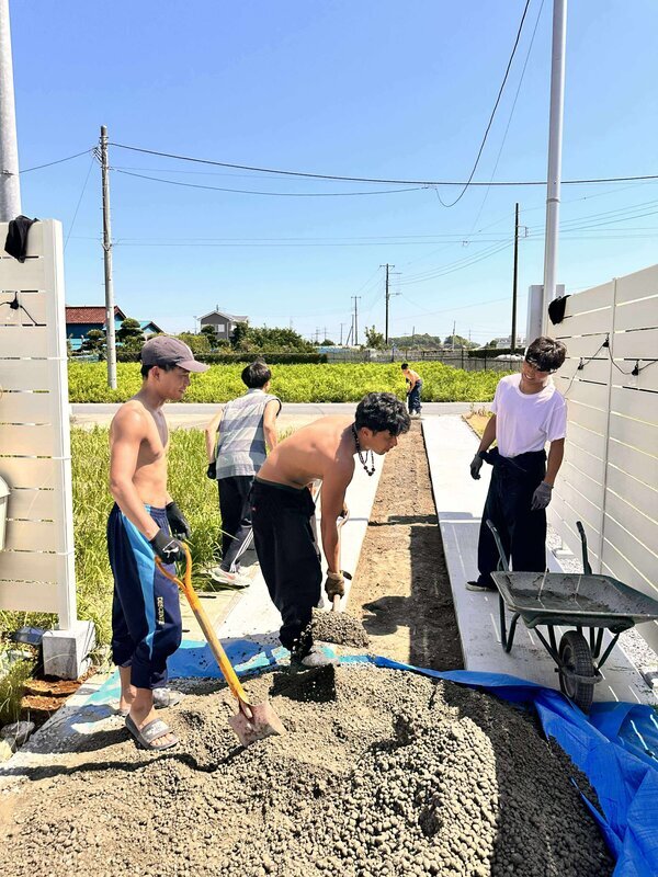 消防士の同僚でサーフィン仲間という事もあり終始和気あいあいと【オワコン】DIY