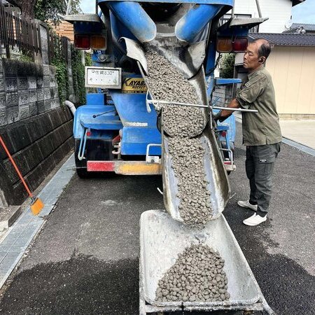 庭先の倉庫を解体・撤去した後の裸の地面に オワコン®︎ 敷き詰めてイライラを解消っ