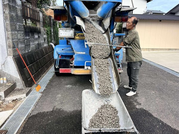 庭先の倉庫を解体・撤去した後の裸の地面に オワコン®︎ 敷き詰めてイライラを解消っ