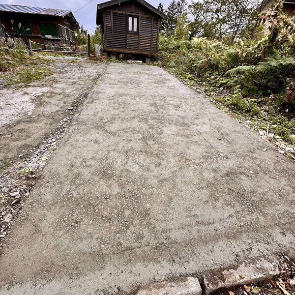 イノシシが掘って荒らしてボコボコにされてしまい困っていた。雑草対策にもなり車を乗せられるので