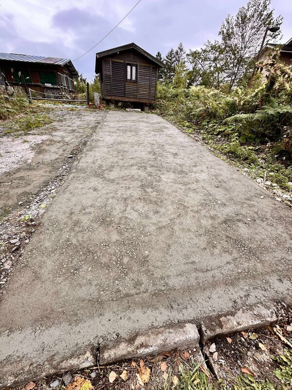 イノシシが掘って荒らしてボコボコにされてしまい困っていた。雑草対策にもなり車を乗せられるので