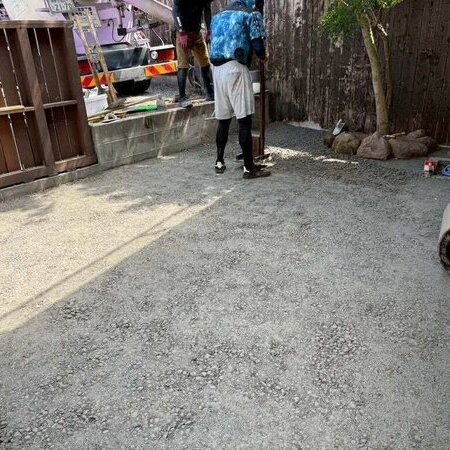 草生えなくて害虫、野良猫の糞害、ぬかるみ 、凸凹、水たまり問題を解消できればそれでいい