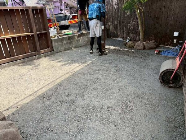 草生えなくて害虫、野良猫の糞害、ぬかるみ 、凸凹、水たまり問題を解消できればそれでいい