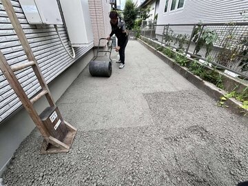 砂利や砕石のようにちょっと撒いとくみたいな手軽さに加えてコンクリの頑強さがウリ
