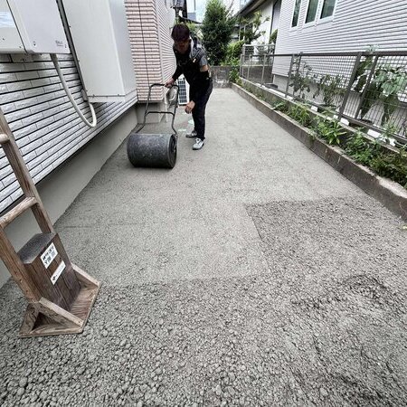 砂利や砕石のようにちょっと撒いとくみたいな手軽さに加えてコンクリの頑強さがウリ