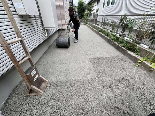 砂利や砕石のようにちょっと撒いとくみたいな手軽さに加えてコンクリの頑強さがウリ