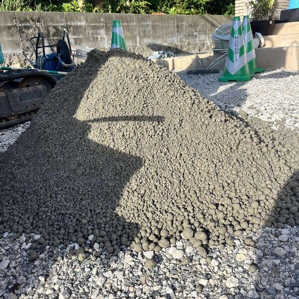 砂利や砕石、砂のように オワコン®︎ は山積みにしておいてマイペース施工もできます