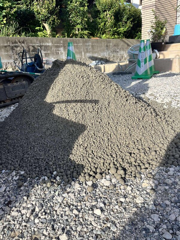 砂利や砕石、砂のように オワコン®︎ は山積みにしておいてマイペース施工もできます