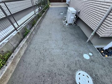 前々でない謙虚な存在だけど雑草や害虫や野良猫の糞害や大雨の日の冠水、水たまり、ぬかるみを防いでます