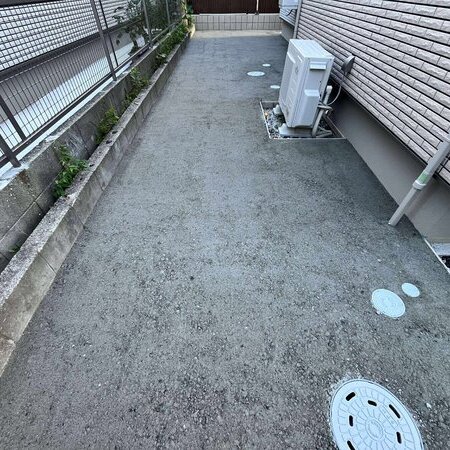 前々でない謙虚な存在だけど雑草や害虫や野良猫の糞害や大雨の日の冠水、水たまり、ぬかるみを防いでます