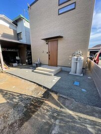 センターポジションともいうべき玄関前の舗装や排水・雑草対策にだって採用されてます！ オワコン®︎