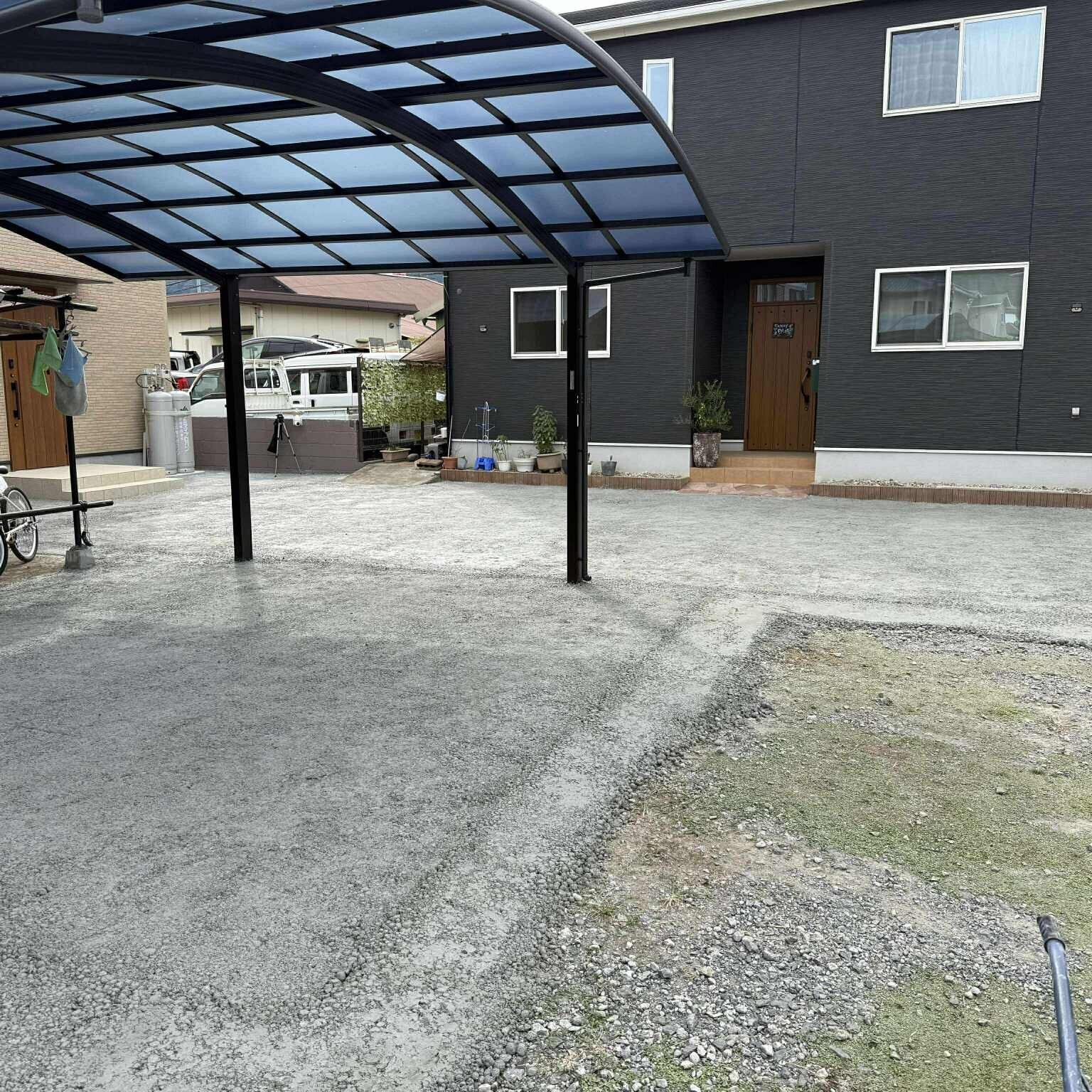 家の前とか所有する遊休地が凸凹してて雨の日水たまりやぬかるみ夏になると雑草天国から解放してくれるコンクリ