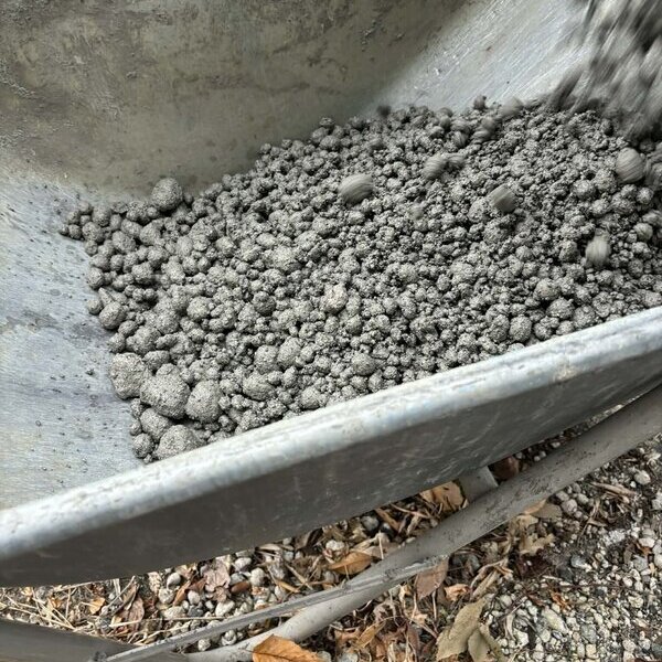 オワコン®︎ 廉価版【まさ固】展示を兼ねた製造・施工実験なんと生コン車から降りてきたのは⚪︎⚪︎⚪︎⚪︎でした