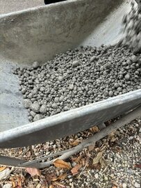 オワコン®︎ 廉価版【まさ固】展示を兼ねた製造・施工実験なんと生コン車から降りてきたのは⚪︎⚪︎⚪︎⚪︎でした