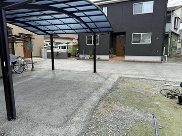 家の前とか所有する遊休地が凸凹してて雨の日水たまりやぬかるみ夏になると雑草天国から解放してくれるコンクリ