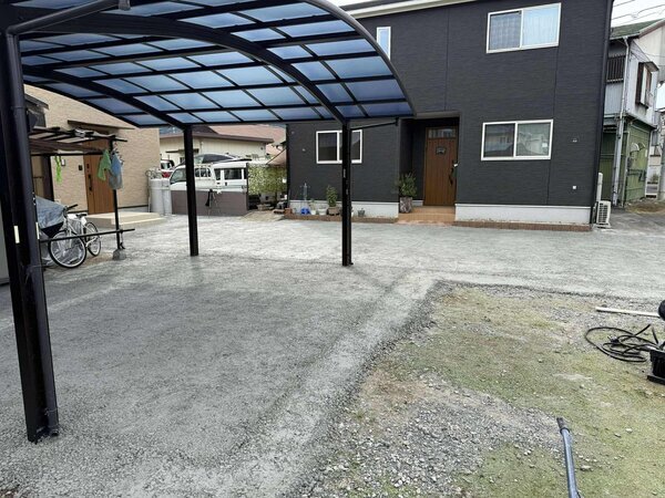 家の前とか所有する遊休地が凸凹してて雨の日水たまりやぬかるみ夏になると雑草天国から解放してくれるコンクリ