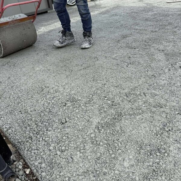 砂利を撒いておくくらいお手軽なのにちゃんとコンクリそして水はけバッチリ！快適でメンテフリーな不動産管理