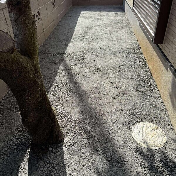 人の出入りが少ない狭い場所の雑草や害虫、雨の日のぬかるみや凸凹を解消するコンクリート