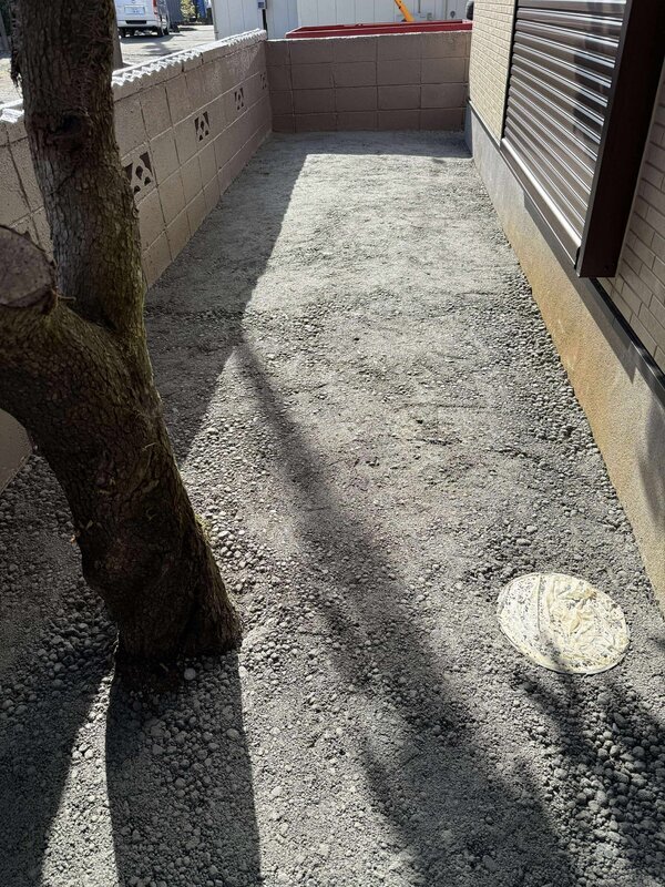 人の出入りが少ない狭い場所の雑草や害虫、雨の日のぬかるみや凸凹を解消するコンクリート