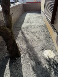 人の出入りが少ない狭い場所の雑草や害虫、雨の日のぬかるみや凸凹を解消するコンクリート