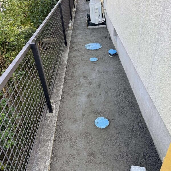 砂や砂利と同じように敷き詰めるだけなのにきちんとコンクリきちんと透水