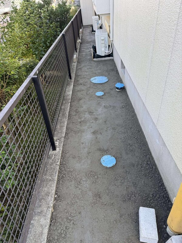 砂や砂利と同じように敷き詰めるだけなのにきちんとコンクリきちんと透水